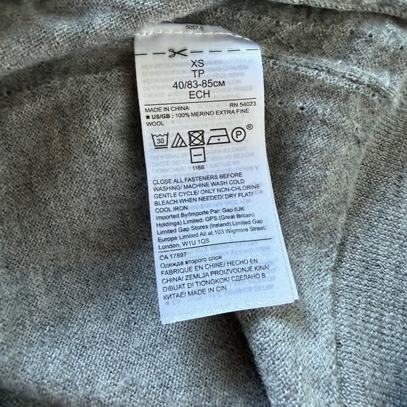 Banana Republic Grey Cardigan - Picture 5 of 6